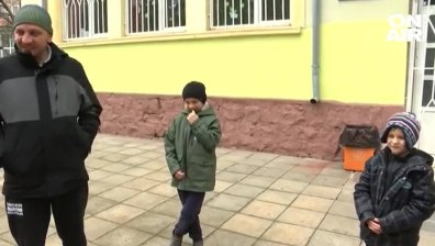 Избягалите от войната Саша и Коля тръгнаха на училище в Бургас, баща им ще воюва