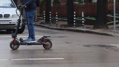 Момче е с опасност за живота след падане с тротинетка в Бургас