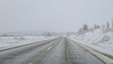 405 машини почистват пътищата в страната, сняг вали в 13 области