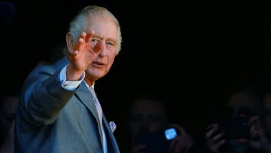 Отново замериха крал Чарлз III с яйца, мъжът е задържан