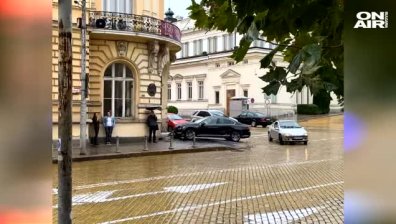 Държавна кола се удари в централната сграда на БАН