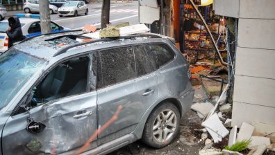 Кола нахлу в столичен магазин на заден ход