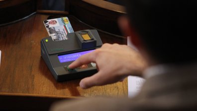 Един глас не стигна, за да влязат хартиените бюлетини в дневния ред на НС