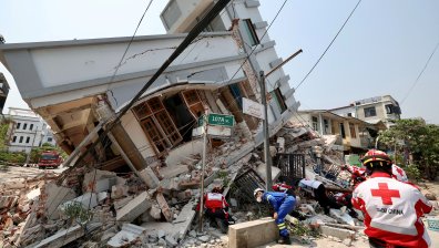 Още жертви на земетресението в Мианмар, семейства спят пред срутените си домове