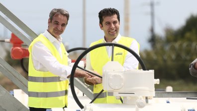 Азерският газ поевтинява с 30% от края на август, когато ще потече по интерконектора България - Гърция