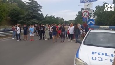 Протест заради дупки по пътищата затвори движението Варна - Златни пясъци