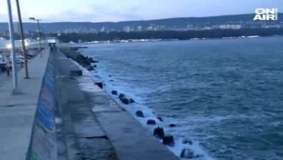 Откриха тялото на едно от момчетата, паднали от вълнолома във Варна