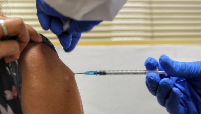 Акад. Петрунов: Поставянето на бустерна доза е важно, придобитият имунитет отслабва