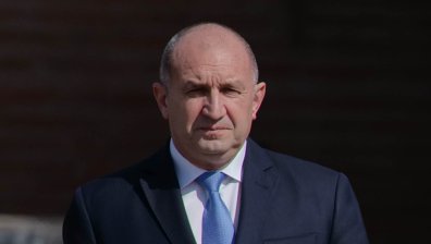 Радев наложи вето на закон за нефтените компании, приет покрай "Лукойл"