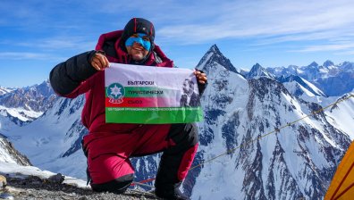 Скатов е паднал след неуспешен опит за изкачване на К2, шерпи го търсят