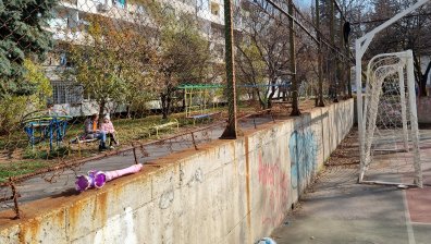 Детски площадки в София &ndash; занемарени, опасни, ползват се за паркинг