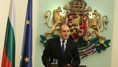 Критики от ГЕРБ и похвали от БСП за отчета на Румен Радев