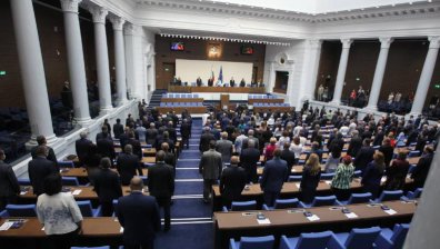 Под обсада и с викове "Оставка" започна есенната сесия на парламента