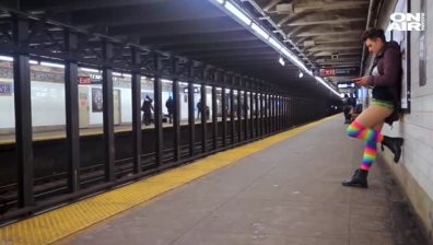 Едни с черни тоалети в Бевърли Хилс, други - без гащи в метрото