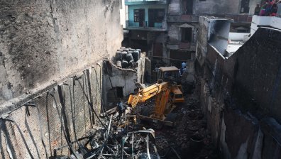 Мощна експлозия на бомба в Пирея нанесе големи материални щети