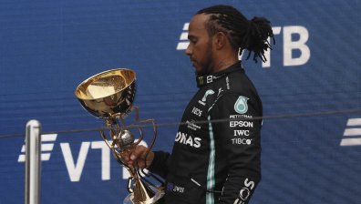 Люис Хамилтън с драматична победа в Русия, триумфира за 100-ен път