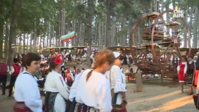 10 хил. българи облякоха народни носии в Жеравна, за да съживят фолклора