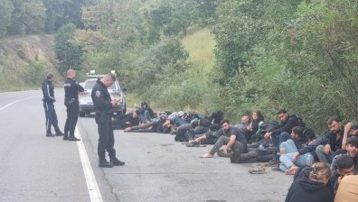 Хванаха временно пребиваващи у нас да превозват нелегални мигранти