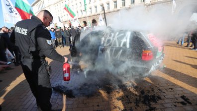 Подпалиха кола на протест на "Възраждане" в центъра на София (+СНИМКИ)