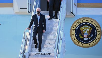 Байдън кацна успешно в Полша, самолетът на Дуда претърпя авария