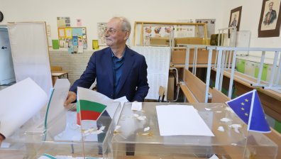 Ахмед Доган гласува с хартиена бюлетина възможно най-рано