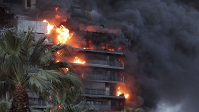 Най-малко четирима са загинали при огромния пожар във Валенсия
