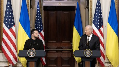 Байдън увери Зеленски, че ще прескочи "абсурдното" блокиране в Конгреса на военна помощ