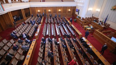 Само 1/4 от депутатите ще влизат в пленарната зала, гласуването - по групи