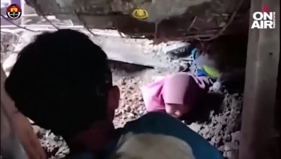 Оцеляло по чудо: Спасители извадиха 6-годишно момче от руини след труса в Индонезия