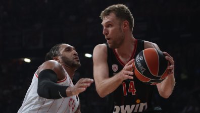 Везенков и Милутинов донесоха успеха на "Олимпиакос" срещу "Апоел"