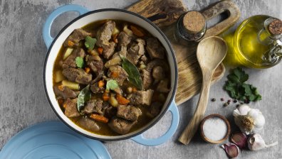 Традиционен гювеч със свинско месо, гъби и картофи