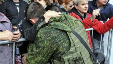 Рускини притискат Кремъл, искат да спасят съпрузите и синовете си от фронта