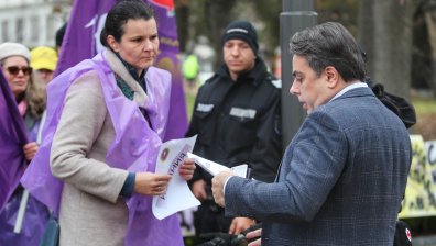 Синдикати дебнат депутати, връчват им коледните си желания за по-високи доходи
