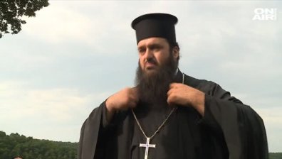 Пеещи и танцуващи свещеници нажежиха страстите в социалните мрежи