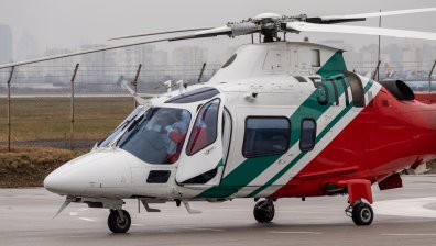 Снежанка докара с хеликоптер Дядо Коледа на летище София (+ВИДЕО)