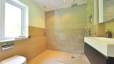 Вълшебна смес, с която да почистите упоритите замърсявания по фугите в банята