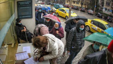 Опашка пред "Пирогов" от желаещи да се ваксинират