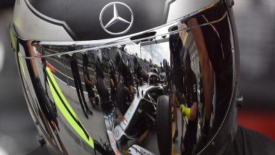 "Мерцедес" с черен болид във Ф1 заради расизма