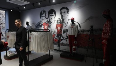 Новият фен магазина на ЦСКА в София впечатли свои и чужди (СНИМКИ)