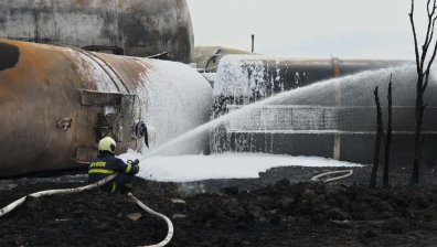 Загасиха горящите цистерни от влака край Пясъчево, релсите изчезнаха (+СНИМКИ)