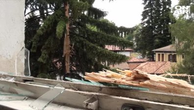 Мълния падна в центъра на Калофер, няма пострадали