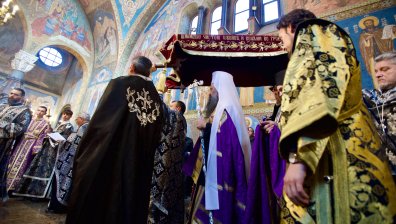Вярващи изпълниха църквите на Разпети петък, минават под плащаницата с молитва и смирение