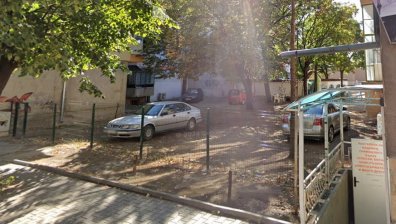 В центъра на Казанлък: Зелента площ е превърната в частен паркинг