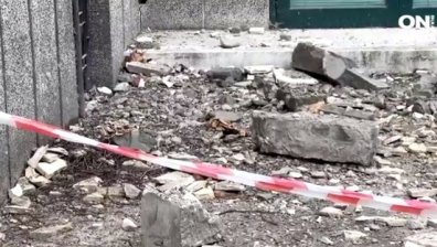 Разпада се фасадата на Стопанската академия в Свищов, сградата се руши трета година