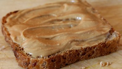 Можем ли да ядем фъстъчено масло, докато сме на кетодиета?