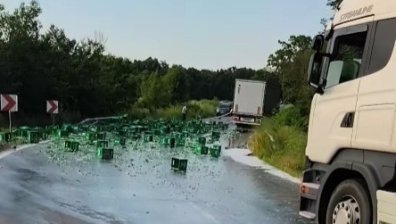 Десетки касетки с бира се разляха при инцидент край село Прилеп (+ВИДЕО)