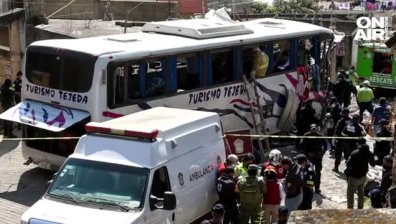 Поне 9 души загинаха, след като туристически автобус се обърна в Мексико