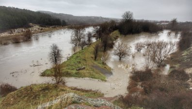 Жители на Нови Искър са евакуирани заради повишеното ниво на водата (+снимки)