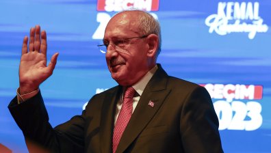 Кемал Кълъчдароглу попадна във верижна катастрофа, има ранени журналисти