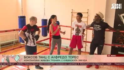 Константина Живова на ринга срещу Алфредо Торес